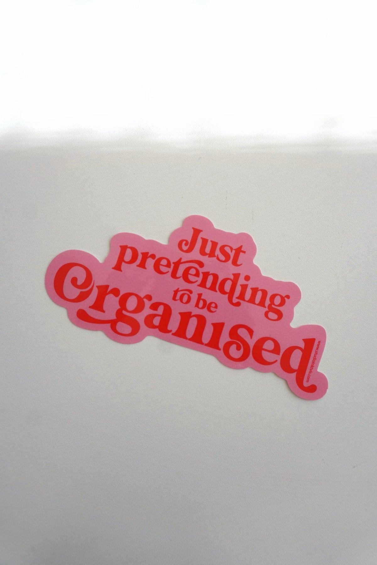 Sticker rose et rouge « Just Pretending to Be Organised »
