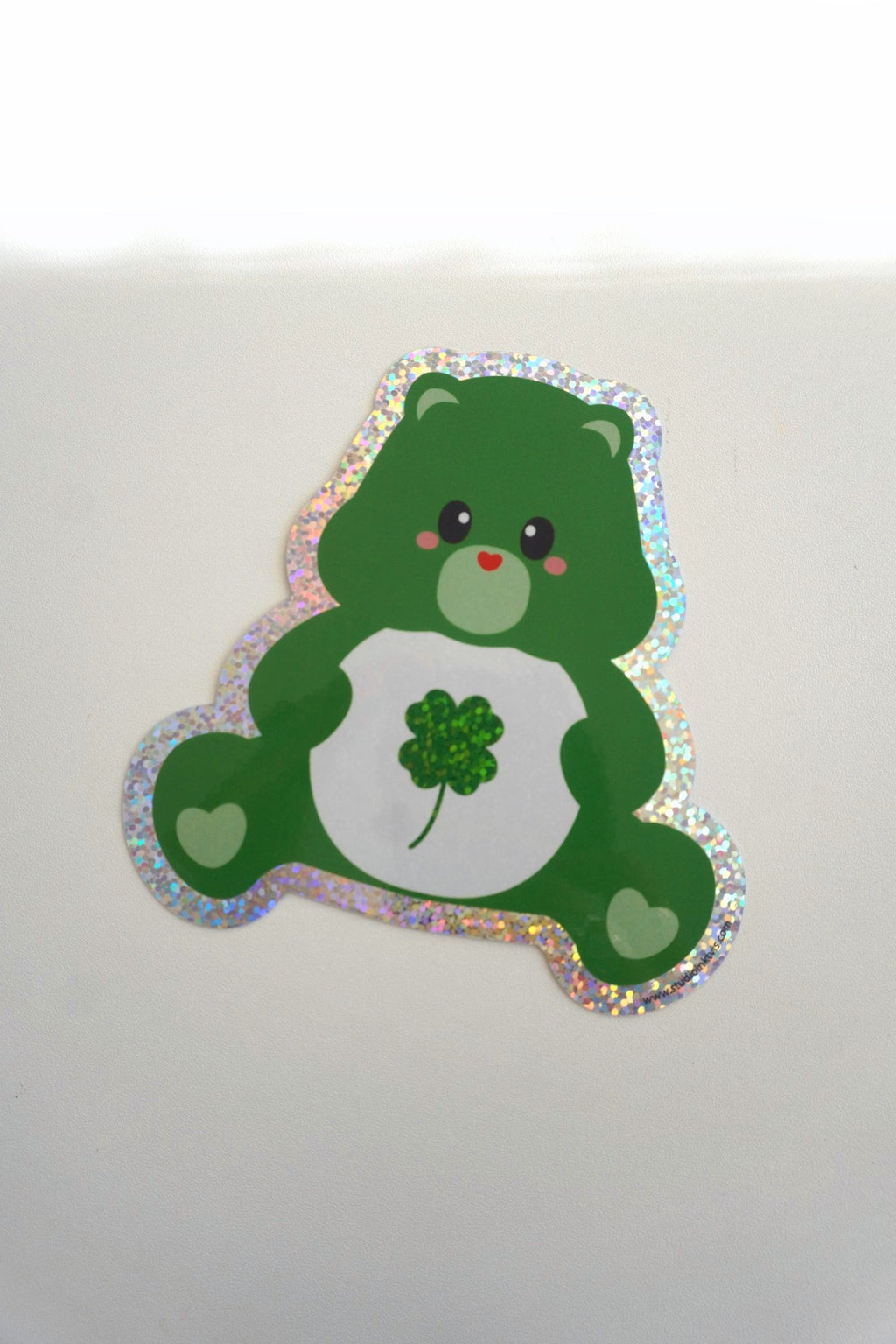 Sticker Bisounours vert au trèfle à quatre feuilles