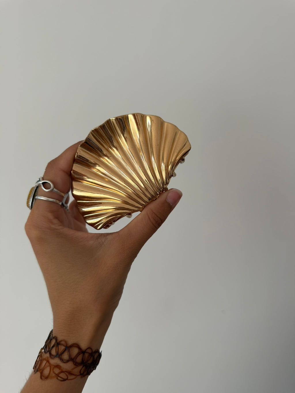 Pince à cheveux coquillage doré
