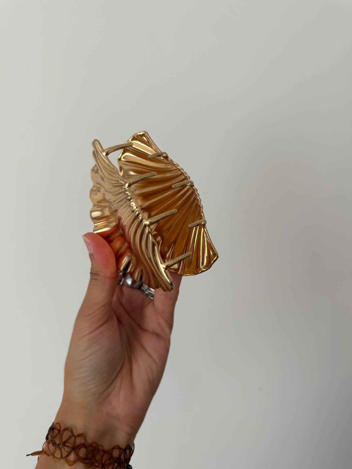 Pince à cheveux coquillage doré