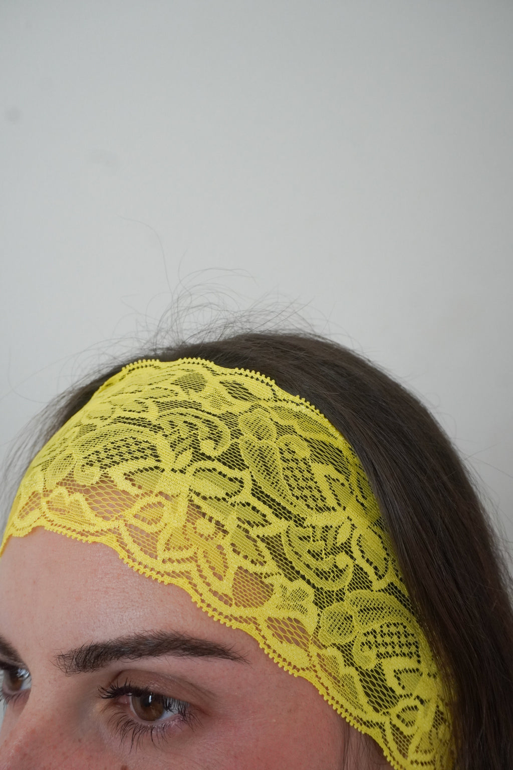 Bandeau en dentelle jaune