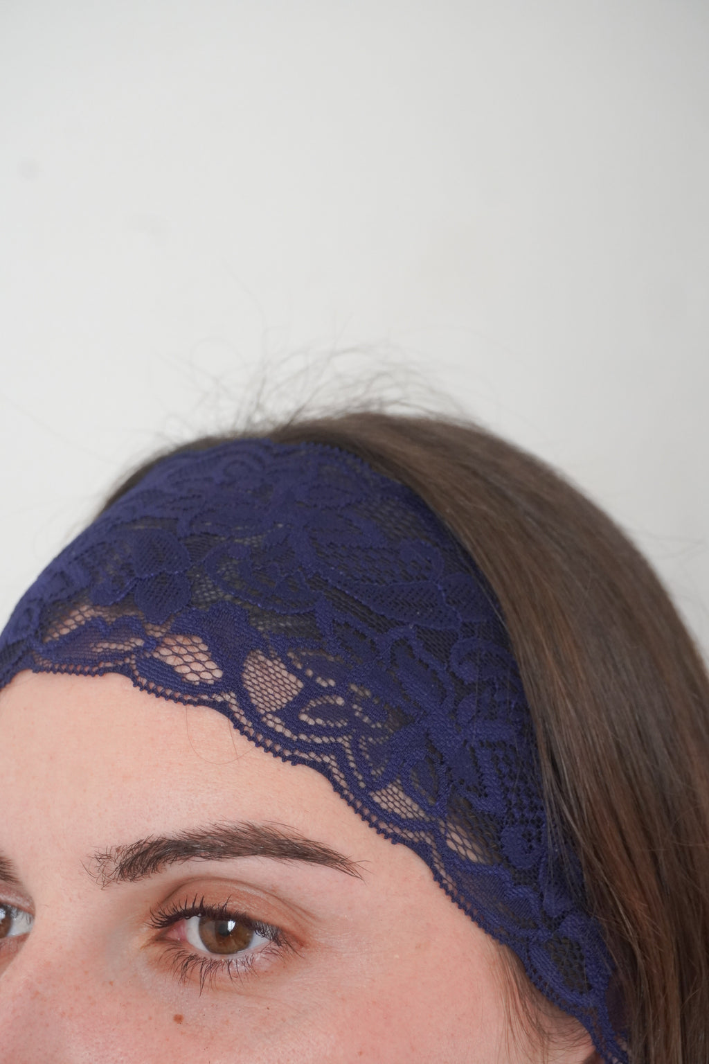 Bandeau en dentelle bleu nuit