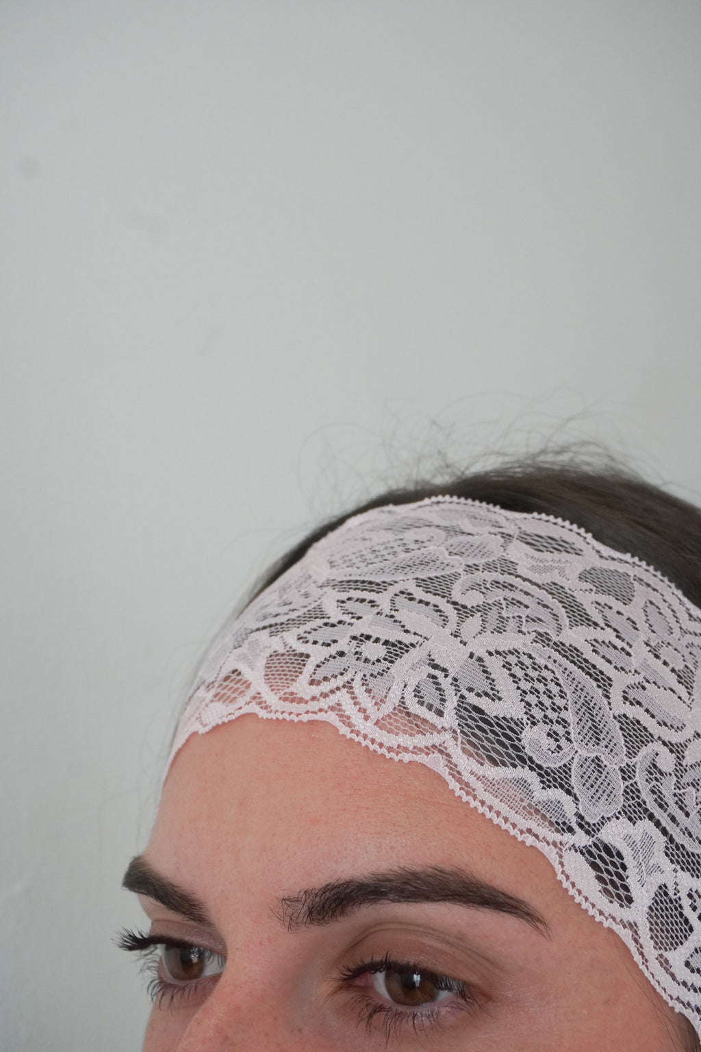 Bandeau en dentelle rose claire