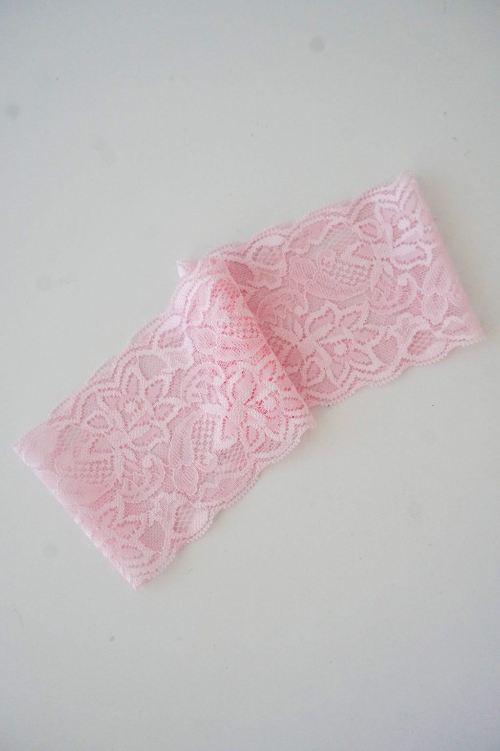 Bandeau en dentelle rose claire