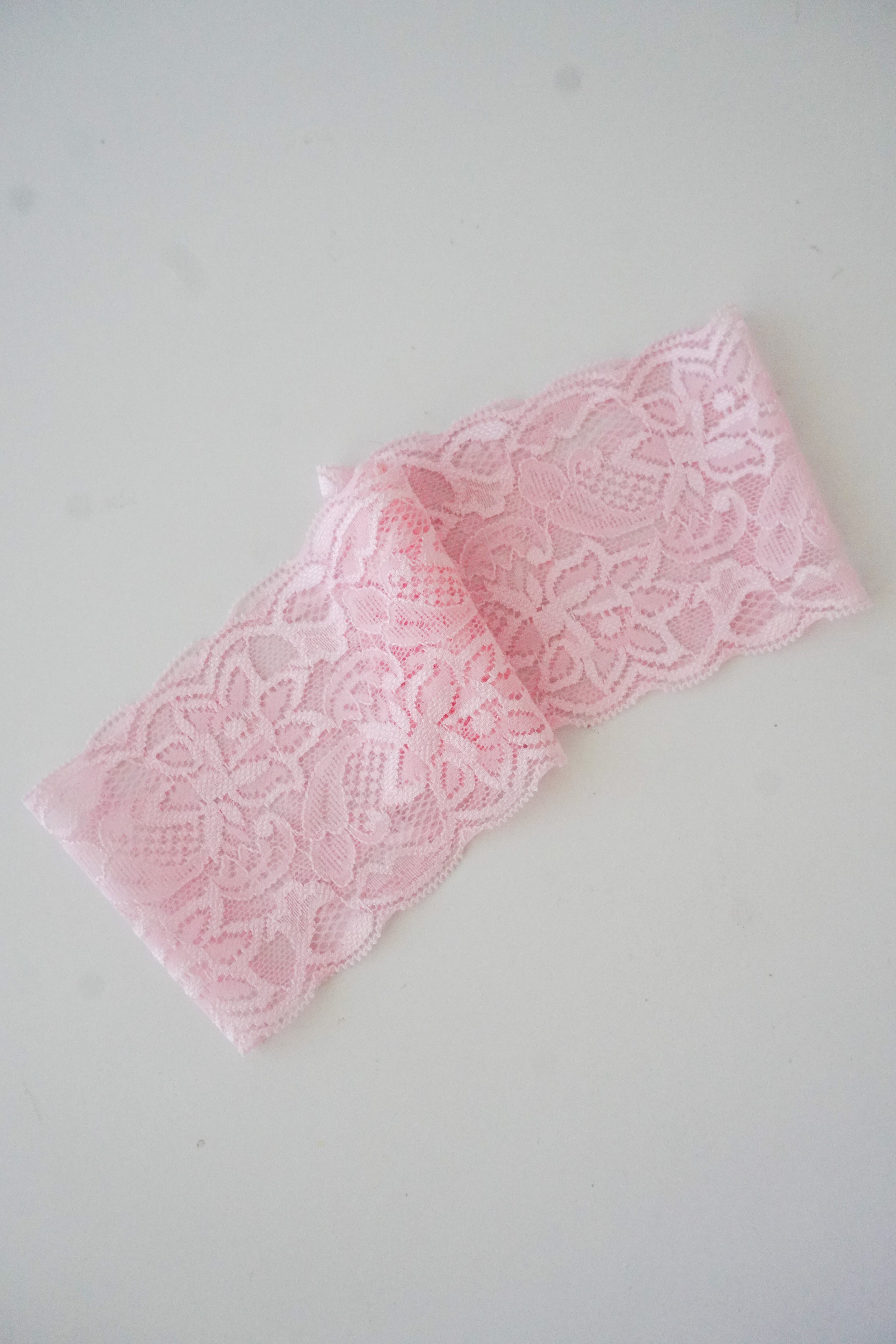 Bandeau en dentelle rose claire