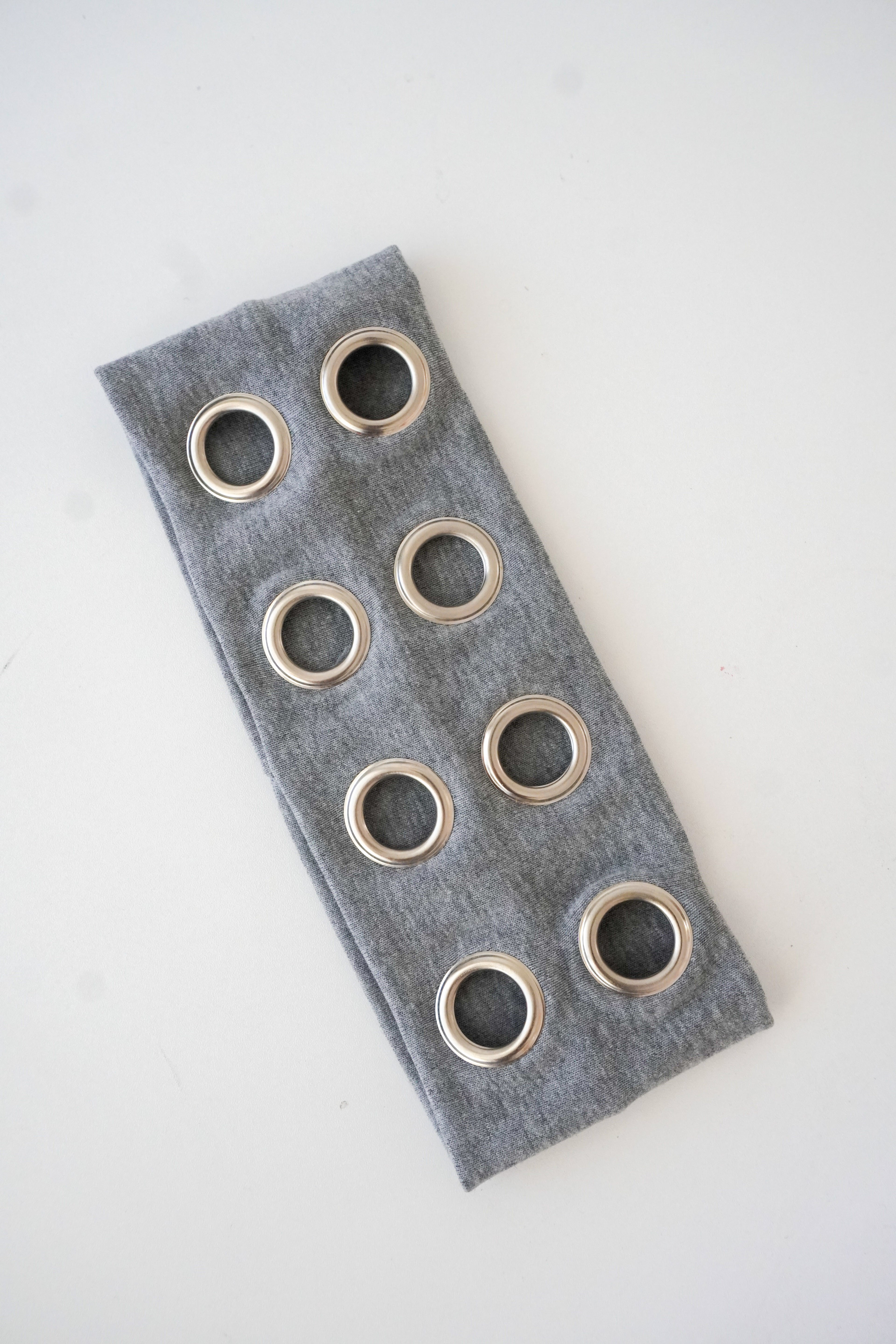 Bandeau oeillets gris